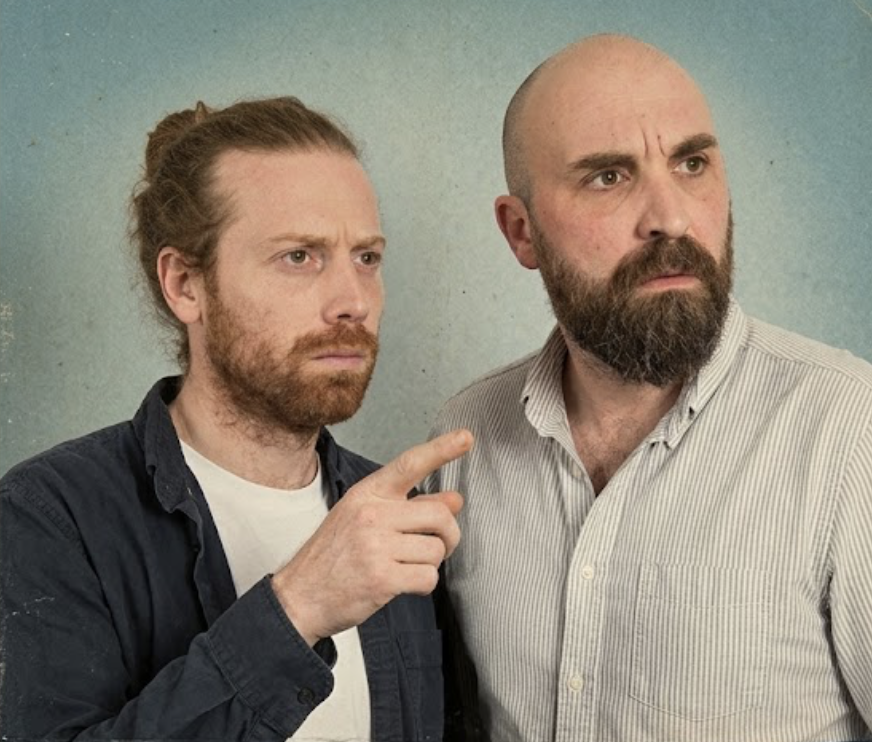 FX et Alexis observant au loin, dans une photo de campagne au second degré.